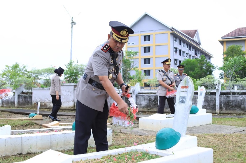 Kapolres Inhil AKBP Farouk Oktora SIK menabur bunga disalah satu makam pahlawan di TMP Yudha Bhakti Tembilahan Hulu, Inhil, Senin (23/6/2025)