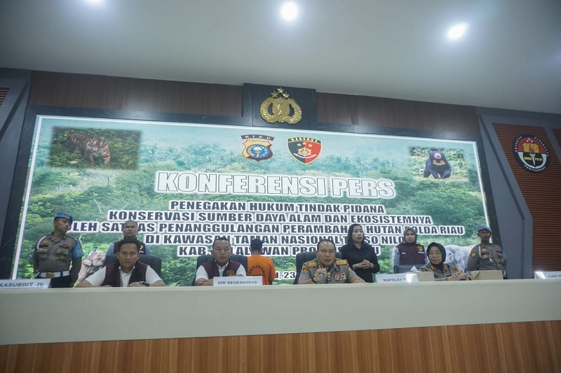Kapolda Riau Irjen Pol Herry Heriawan saat pimpin ekspose tindak pidana di bidang konservasi SDA dan ekosistem terhadap kepemilikan lahan di kawasan Hutan Lindung Taman Nasional Tesso Nilo.