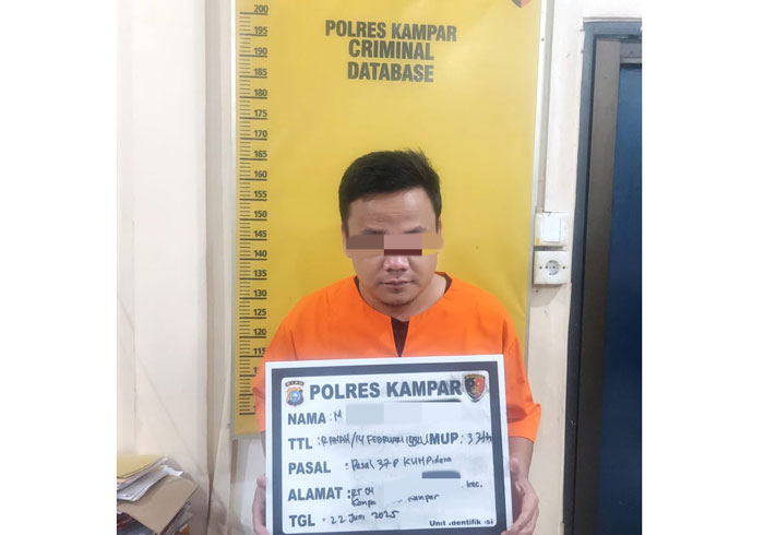 Satreskrim Polres Kampar menangkap s KH karena kasus penggelapan jual beli mobil di sebuah cafe di Jalan Letnan Boyak Kecamatan Bangkinang Kota, Kabupaten Kampar, Ahad (22/6/2025).