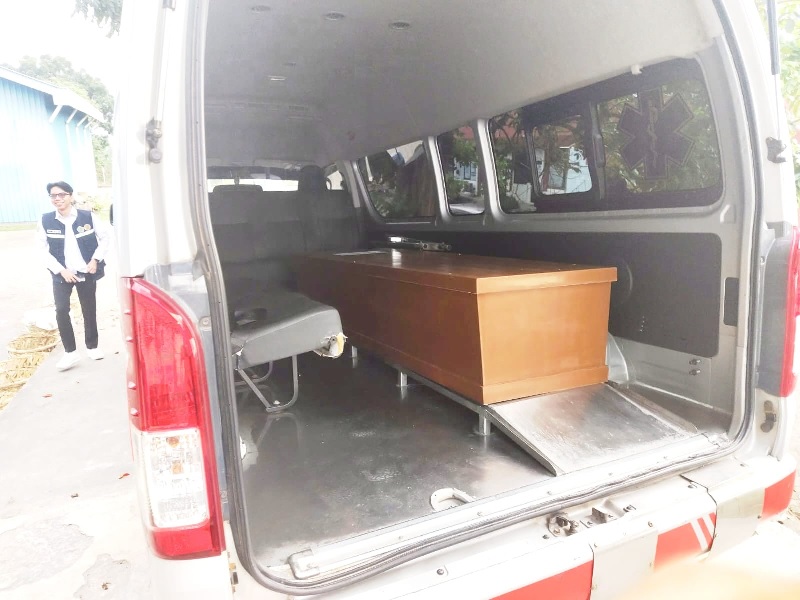 Jenazah Hj Rosmaini, jemaah haji asal Kecamatan Rambah Samo, Rohul yang tergabung dalam Kloter 9 sudah dipetikan di dalam mobil ambulans menuggu jadwal kebarangkatan dari Batam ke Pekanbaru, Senin.