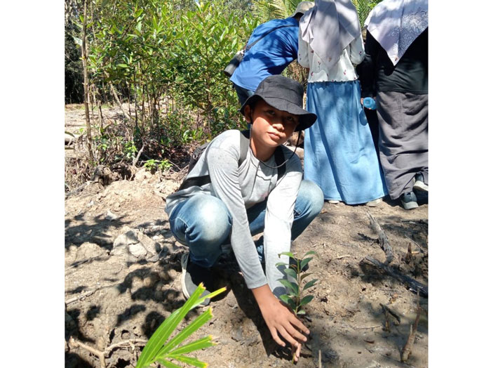 Mahasiswa Polbeng menanam pohon mangrove di Kawasan Mangrove Desa Kelapapati Laut, Bengkalis.