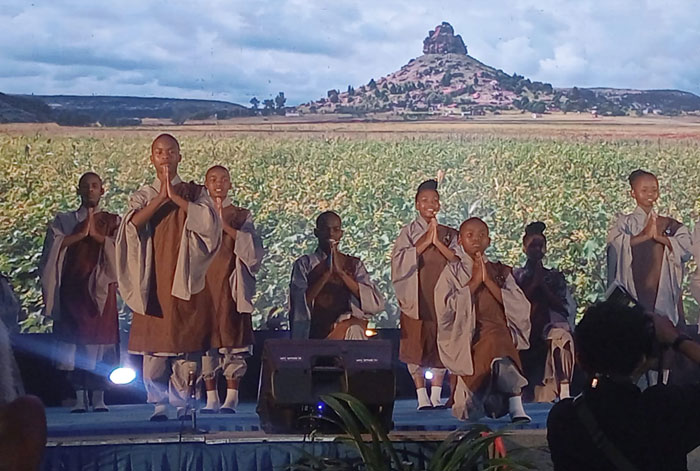 Belasan anak Afrika dari Amitofo Care Center menunjukkan atraksi Kungfu, Tarian Afrika, Nyanyian Mandarin  di depan ribuan penonton di SKA Co Ex akhir pekan lalu.