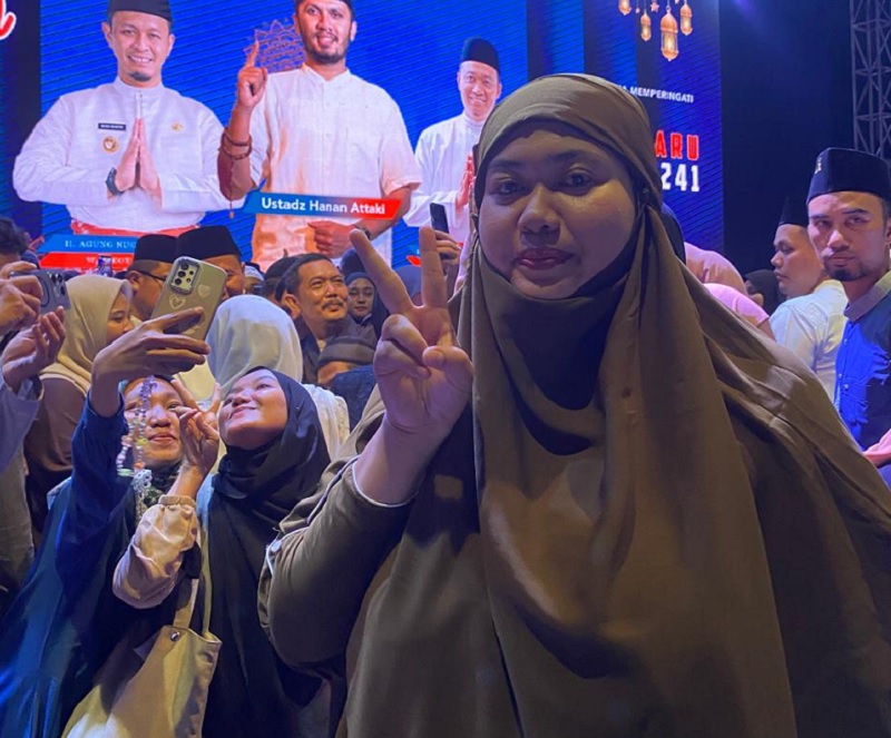 Rafa si pedagang Kue mendapatkan hadiah umrah dari Wali Kota (Wako) Pekanbaru  Agung Nugroho pada tablig akbar malam puncak HUT Pekanbaru ke-241 tahun.