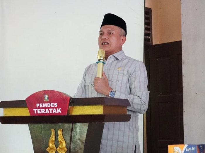 Anggota Komisi IX DPR RI Sahidin memberi penjelasan saat sosialisasi Program Makan Bergizi Gratis di Desa Teratak Rumbio  Kampar, Sabtu (21/6/2025).