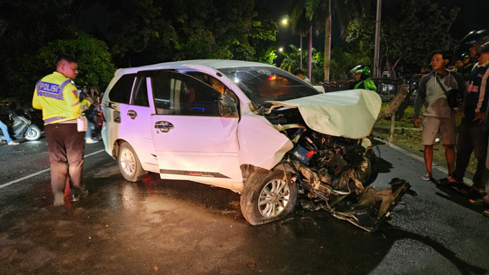 Petugas kepolisian tengah melakukan olah TKP di lokasi Kecelakaan lalu lintas&nbsp;terjadi di Jalan Sudirman Pekanbaru, pada Senin (23/6/2025) dini hari sekitar pukul 01.40 WIB.