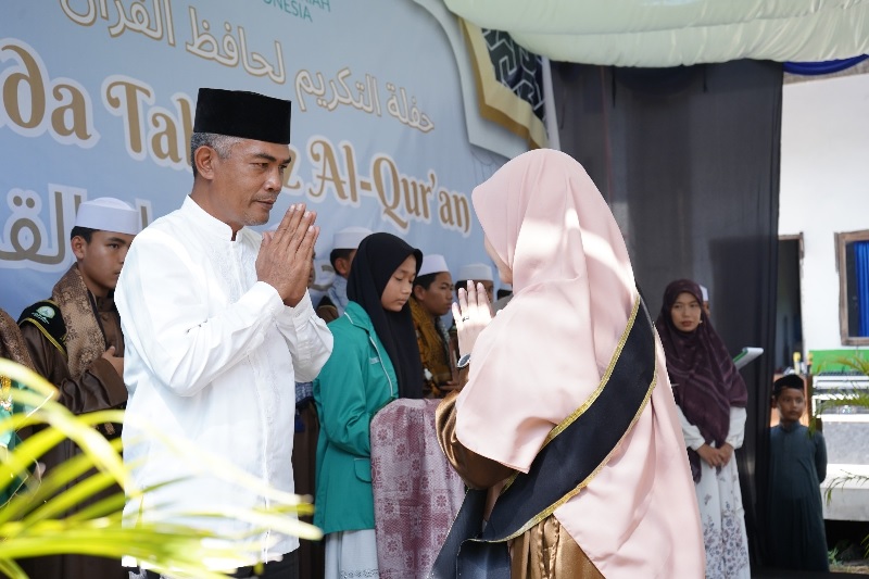 Plt Asisten I Setda Inhil, Dwi Budianto menghadiri wisuda 10 santri penghapal Qur