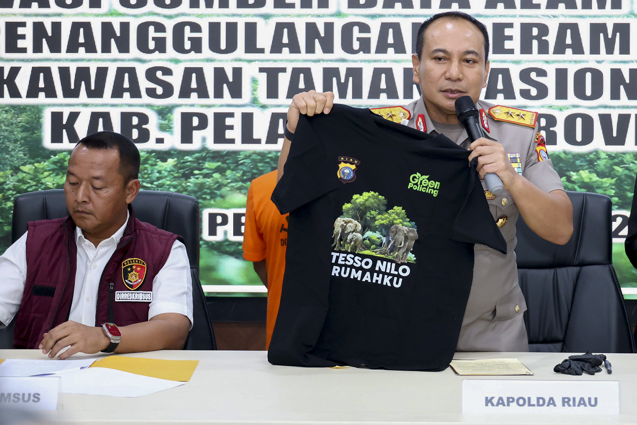 Kapolda Riau Irjen Pol Herry Heriawan saat memimpin ekspose tindak pidana bidang konservasi sumber daya alam dan ekosistem terhadap kepemilikan lahan kawasan Hutan Lindung Taman Nasional Tess