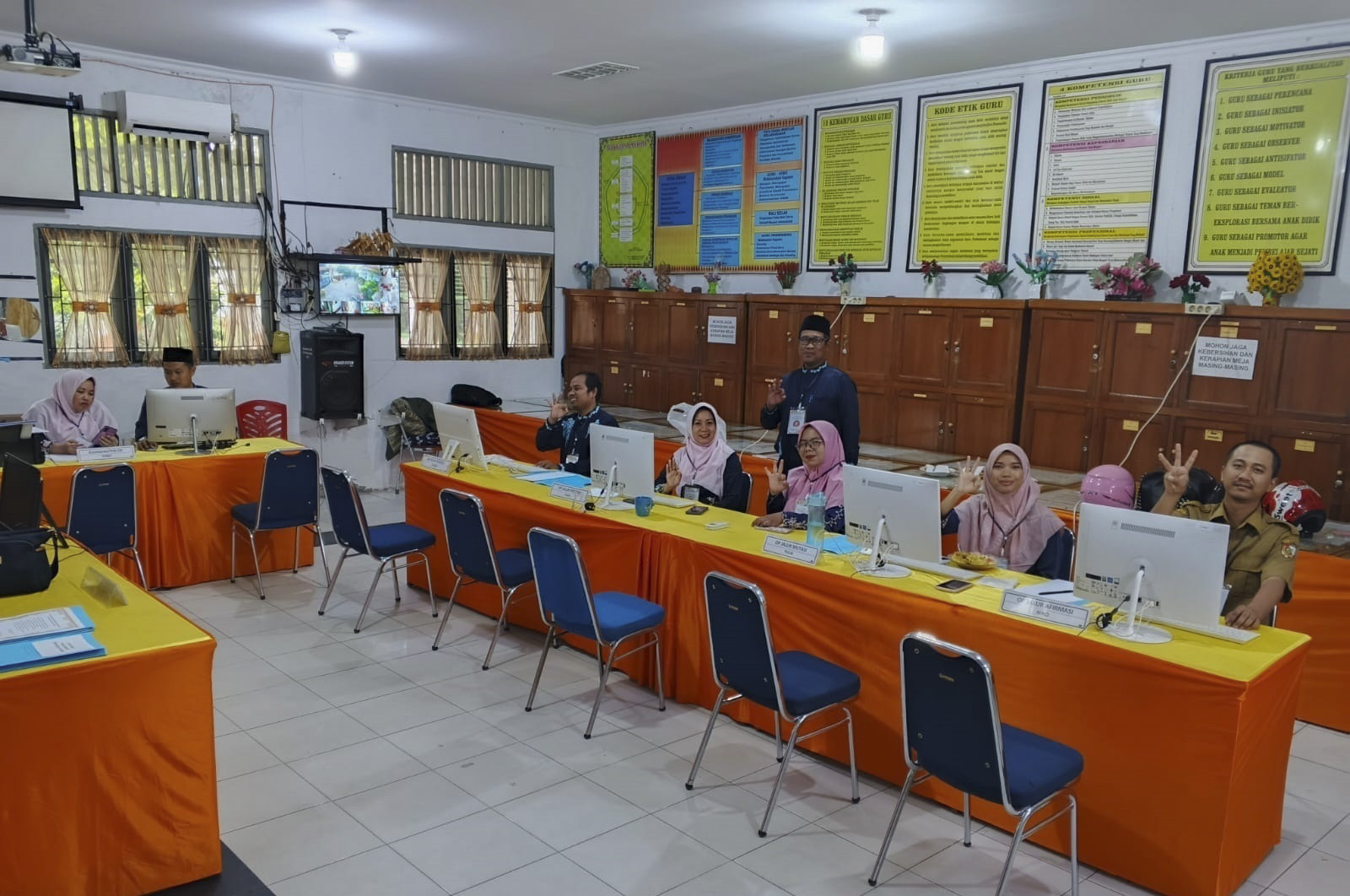Suasana Persiapan guru saat  Sistem Penerimaan Murid Baru (SPMB) di SMPN 3 Pekanbaru, Senin (23/6/2025).
