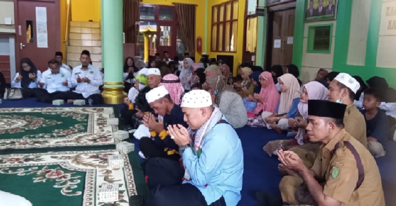 Sebelum kembali ke rumah masing-masing jemaah haji melaksanakan doa bersama atas keselamatan selama ibadah di Kantor Kemenag Inhil, Senin (23/6/2025).