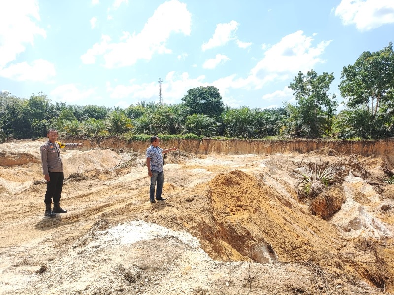 Kapolsek Kampar Kiri Hilir  Iptu  Irwan  Fikri  bersama  Aipda  Sunardi,   Bripka   Andri  Ramon,  dan  Briptu  Eben  Ezer  S  meninjau  lokasi  aktivitas galian C.