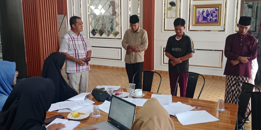 Ketua LPTQ Rohil Zakifri melihat kegiatan training center (TC) yang dilakukan para peserta yang akan mengikuti cabang yang diperlombakan di MTQ XLIII Tingkat Provinsi Riau di Bengkalis.