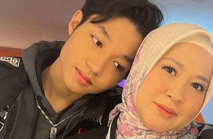 Okie Agustina dan sang putra Kiesha Alvaro. Okie bantah gimmick kejadian sang putra diduga ditampar Dimas Anggara.