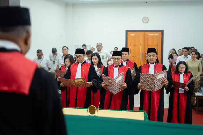Ketua PN Teluk Kuantan, Subiar Teguh Wijaya SH melantik delapan hakim baru dilingkungan PN Teluk Kuantan, Senin (23/6/2025) siang.