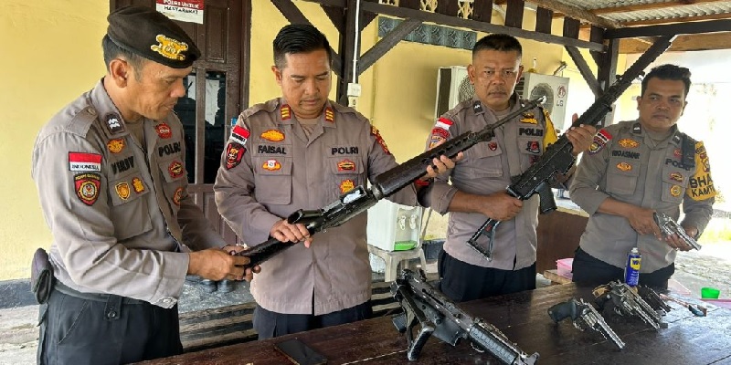 Kapolsek Rupat AKP Faisal mengecek senjata api laras panjang di Kantor Mako Polsek Rupat, Senin (23/6/2025).