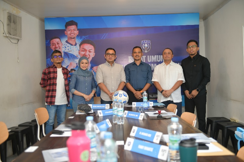 Direktur Utama PT PSPS Pekanbaru, Effendi Syahputra (no 3 dari kiri) bersama jajaran management saat menggelar Rapat Umum Pemegang Saham Luar Biasa, Selasa (24 /6/2025) di PSPS Store.