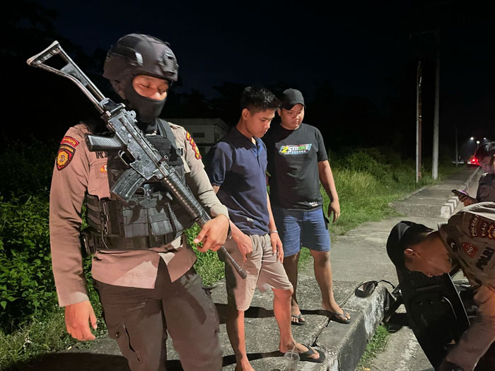 Personel Tim RAGA Polres Kuansing bersenjata, Senin (23/6/2025) malam melakukan patroli sekitar wilayah Teluk Kuantan.