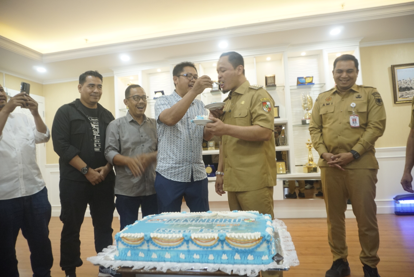 CEO Riau Pos Group Ahmad Dardiri (tiga kiri) didampingi Direktur Riau Pos Asmawi Ibrahim (dua kiri) dan Pemred RTv Heru Rinaldo (kiri) menyuapkan kue kepada Wali Kota Pekanbaru Agung Nugroho
