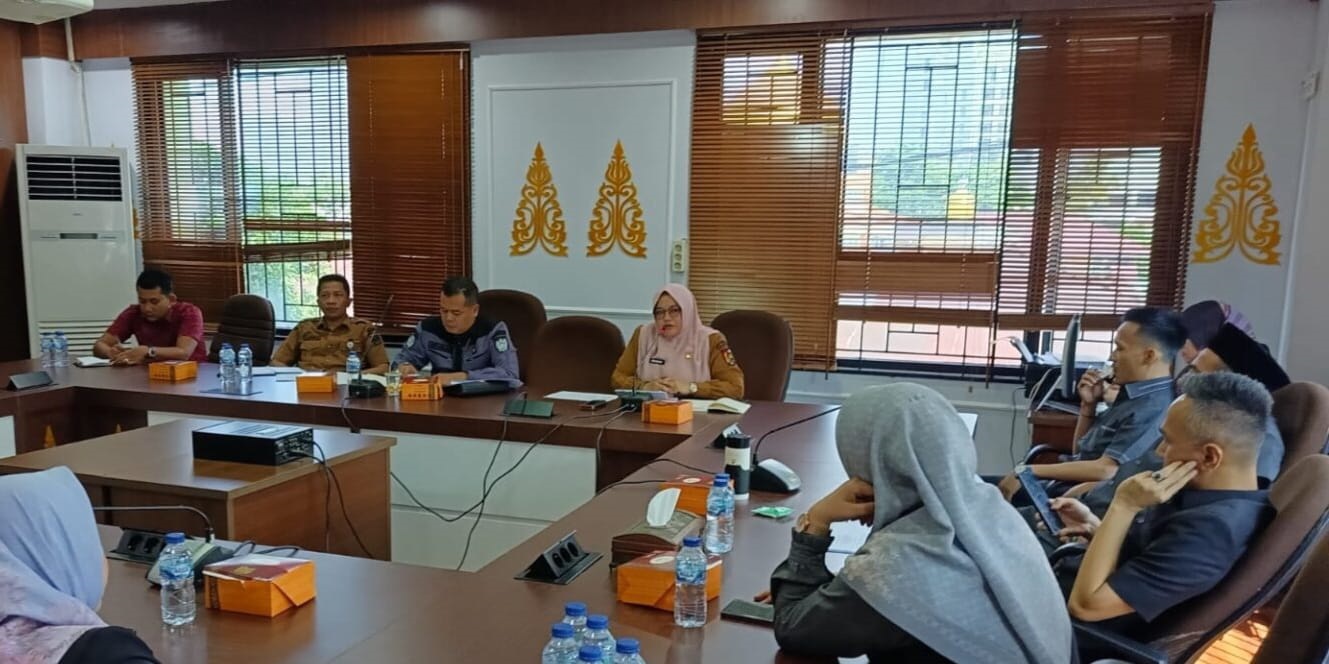 Suana rapat dengar pendapat atau hearing Komisi III DPRD Pekanbaru dengan Disdik Kota Pekanbaru terkait masalah SPMB, Selasa (24/6/2025).