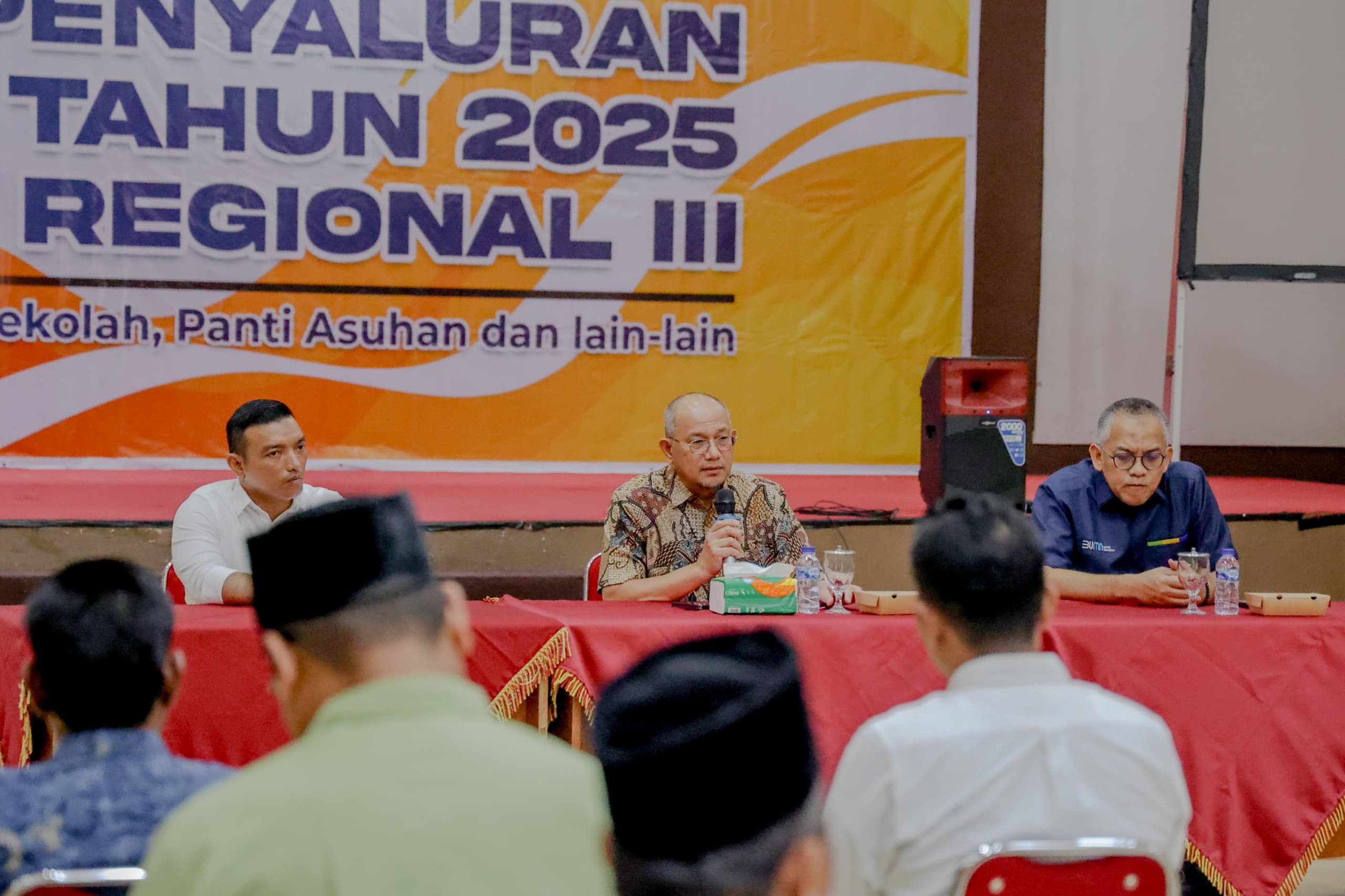 Region Head PTPN IV Regional III Ahmad Gusmar Harahap (tengah) memberi pemaparan saat menyalurkan bantuan TJSL di Gedung Serba Guna Region Office PTPN IV Regional III,  Pekanbaru, Selasa (24/6/2025).