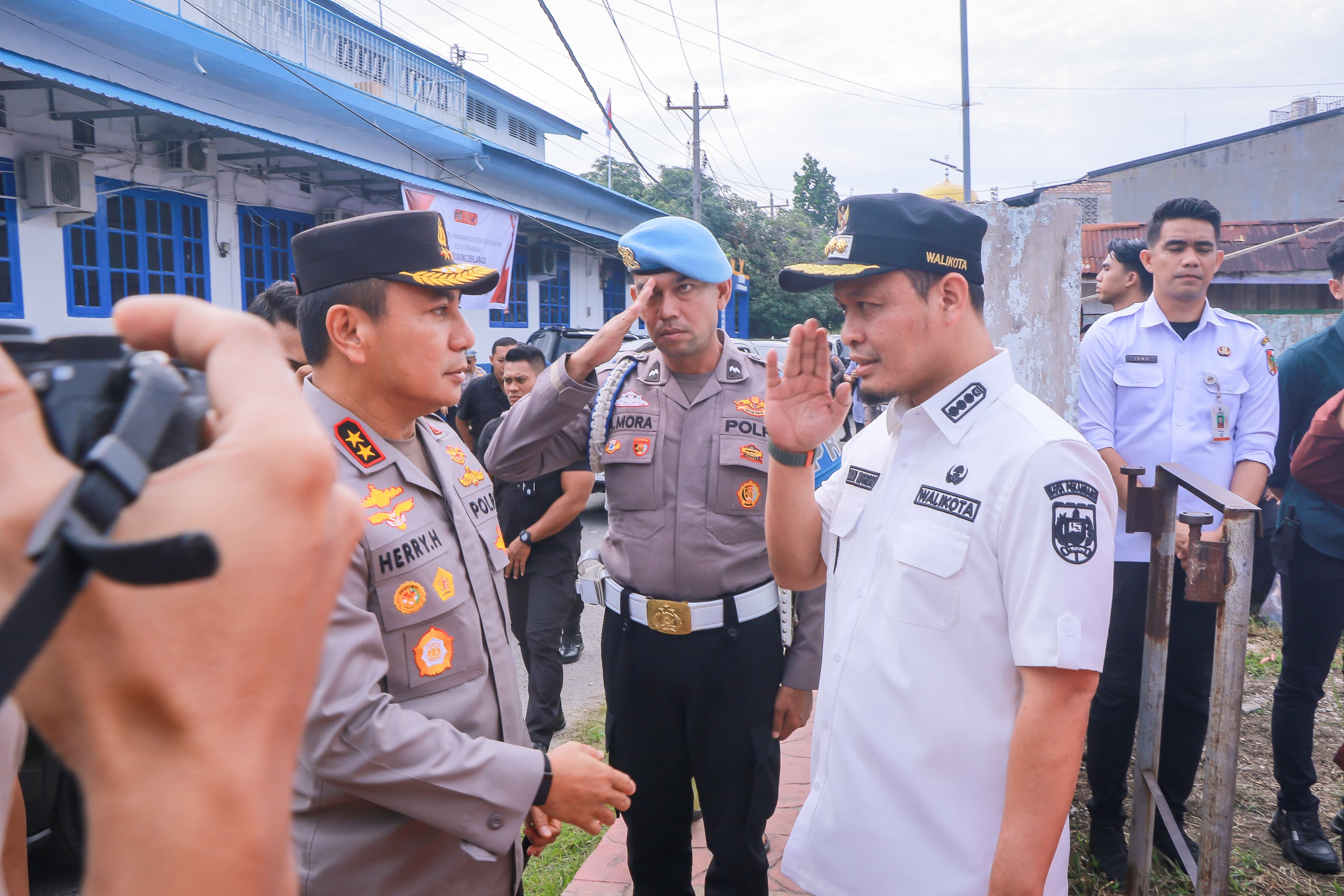 Wali Kota (Wako) Pekanbaru Agung Nugroho bersama Kapolda Riau Irjen Herry Heryawan saat deklarasi Kampung Anti Narkoba di Lapangan KSOP, Kelurahan Kampung Dalam, Rabu (25/6/2025).