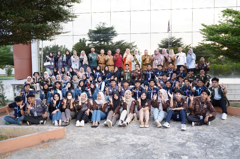 Bunda Literasi Inhil Katerina Susanti Herman foto bersama usai menjamu mahasiswa KKN Unri di Gedung Perpustakaan dan Arsip Daerah, Selasa (24/6/2025).