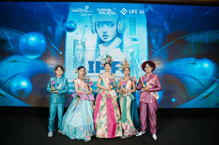 Perwakilan Meimei Riau menunjukkan penampilan di atas catwalk saat mengikuti ajang International Fashion Runway (IFR) 2025 di Pavilion Damansara Heights, Kuala Lumpur (Malaysia) pada 20-21 Juni lalu