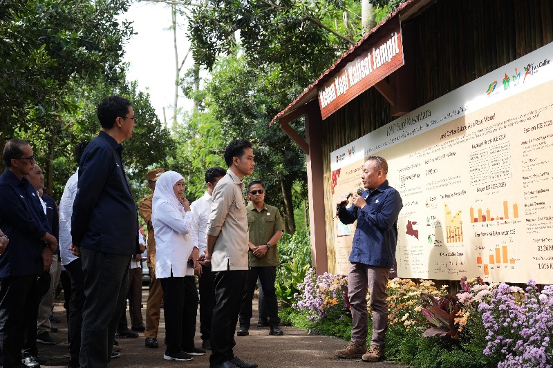 Direktur Utama Perusahaan PTPN IV PalmCo Jatmiko Santosa pemaparkan kepada Wapres Gibran Rakabubing Raka dan Gubernur Jatim Khofifah Indar Parawansa Panen Raya Kopi Ijen di Java Coffee Estate.