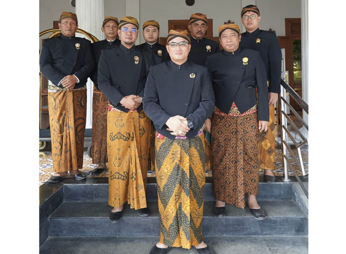 Wiliy Lesmana Putra (paling tengah), kerabat kraton Mangkunegoro Solo mengingatkan masyarakat yang ingin mengikuti perayaan Malam Satu Suro ikuti aturan.