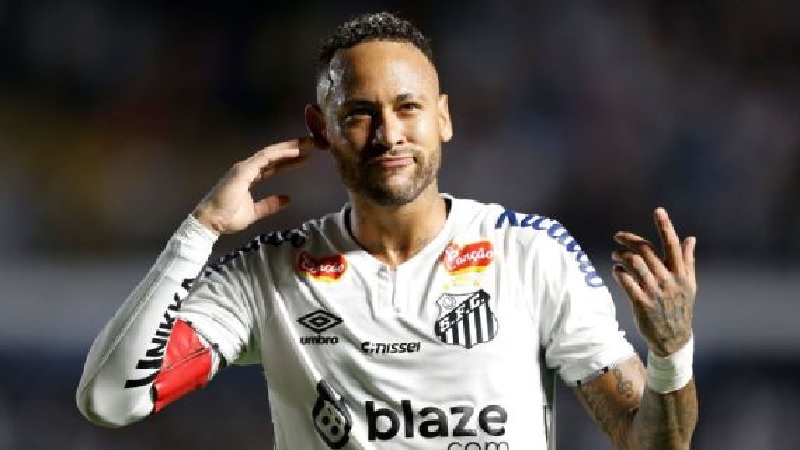 Neymar mengumumkan bahwa ia akan tetap bersama Santos FC setelah memperbarui kontraknya dengan klub Brasil tersebut hingga akhir 2025.