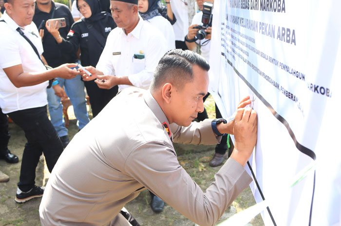 Wakapolres Inhil Kompol Rizki Hidayat menandatangani komitmen perangi narkoba di kampung bebas narkoba di Kelurahan Pekan Arba, Tembilahan, Rabu (25/6/2025).