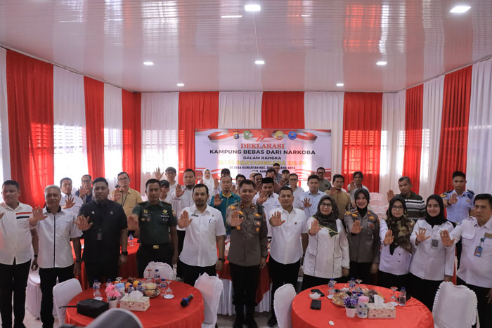 Wakapolres Kampar Kompol Andi Cakra bersama forkopimda deklarasikan Desa Kumantan, Kecamatan Bangkinang Kota, Kabupaten Kampar, sebagai Kampung Tangguh Bebas dari Narkoba, Rabu (25/6/2025).