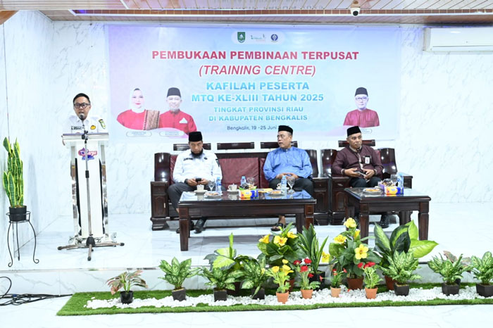 Sekda Kabupaten Bengkalis Ersan Saputra menutup secara resmi kegiatan pembinaan terpadu Training Center (TC) Kafilah Kabupaten Bengkalis.