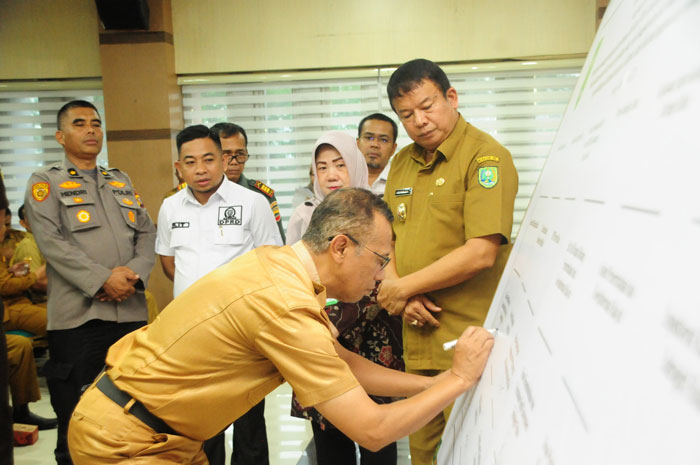 Wabup lnhu, Ir H Hendrizal MSI saat menyaksikan Kadisdikbud, Kamaruzzaman S.Sos MSI menandatangani kesepakatan bersama, Senin (23/6/2025).