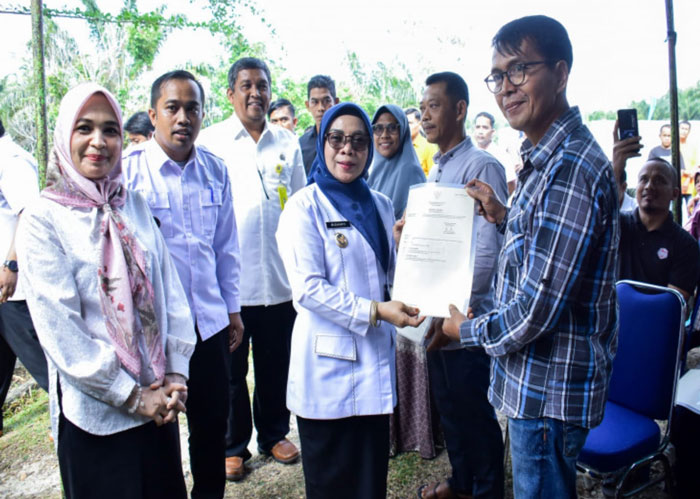 Wakil Bupati Kampar  Misharti menyerahkan 517 sertifikat redistribusi tanah kepada warga Desa Siabu, Kecamatan Salo, Kabupaten Kampar, Rabu (25/6/2025).