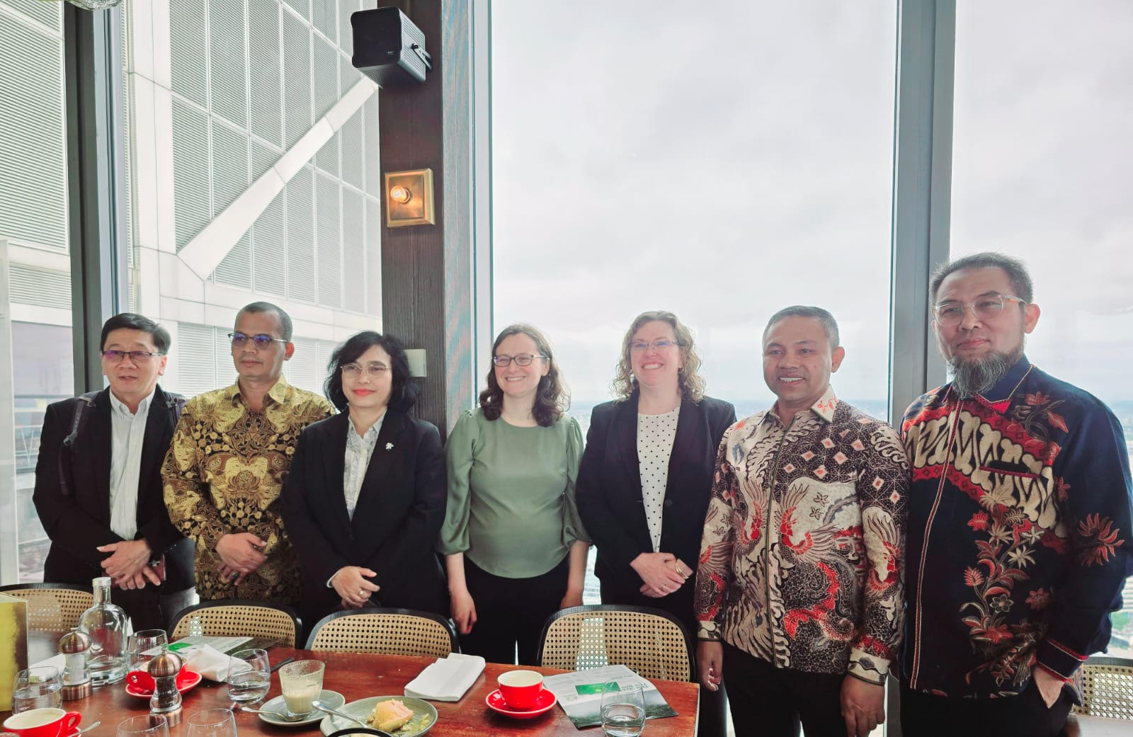 Gubernur Riau&nbsp;Abdul Wahid (dua kanan) foto bersama saat mengikuti kegiatan London Climate Action Week 2025 di London, Inggris, Selasa (24/6/2025).