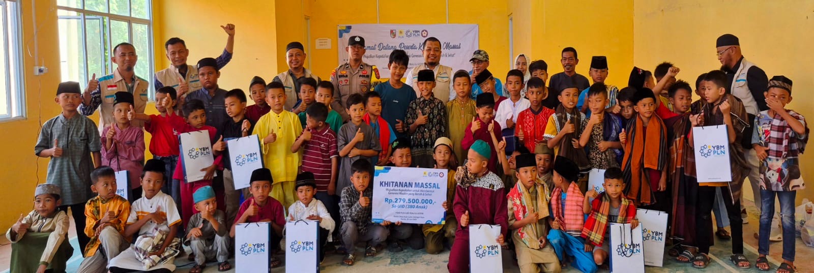 Manager PLN UP3 Rengat, Tatok Winarko bersama pejabat lainnya foto bersama peserta khitanan massal, Kamis (26/6/2025).