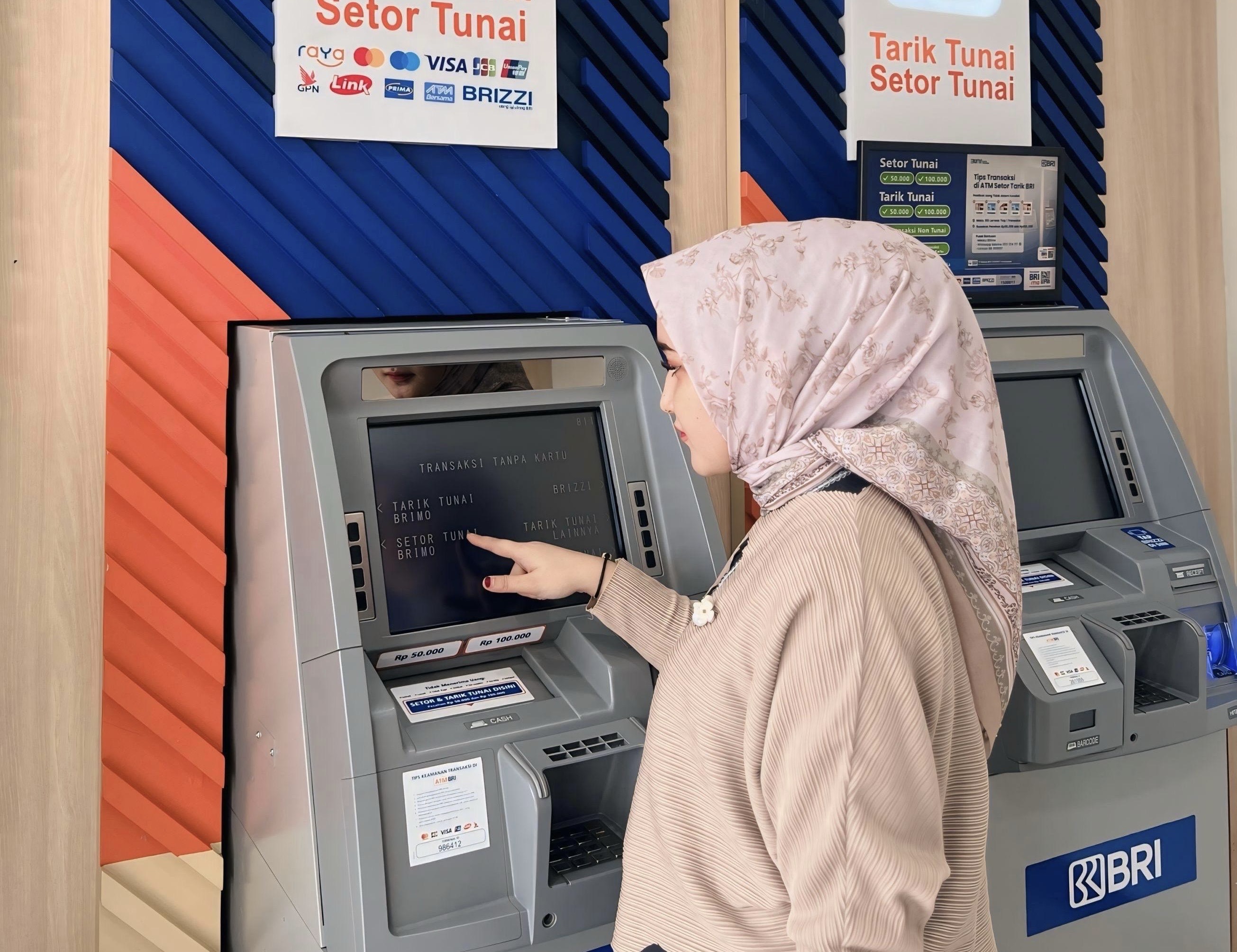Nasabah menggunakan ATM BRI untuk bertransaksi, beberapa wakti lalu.