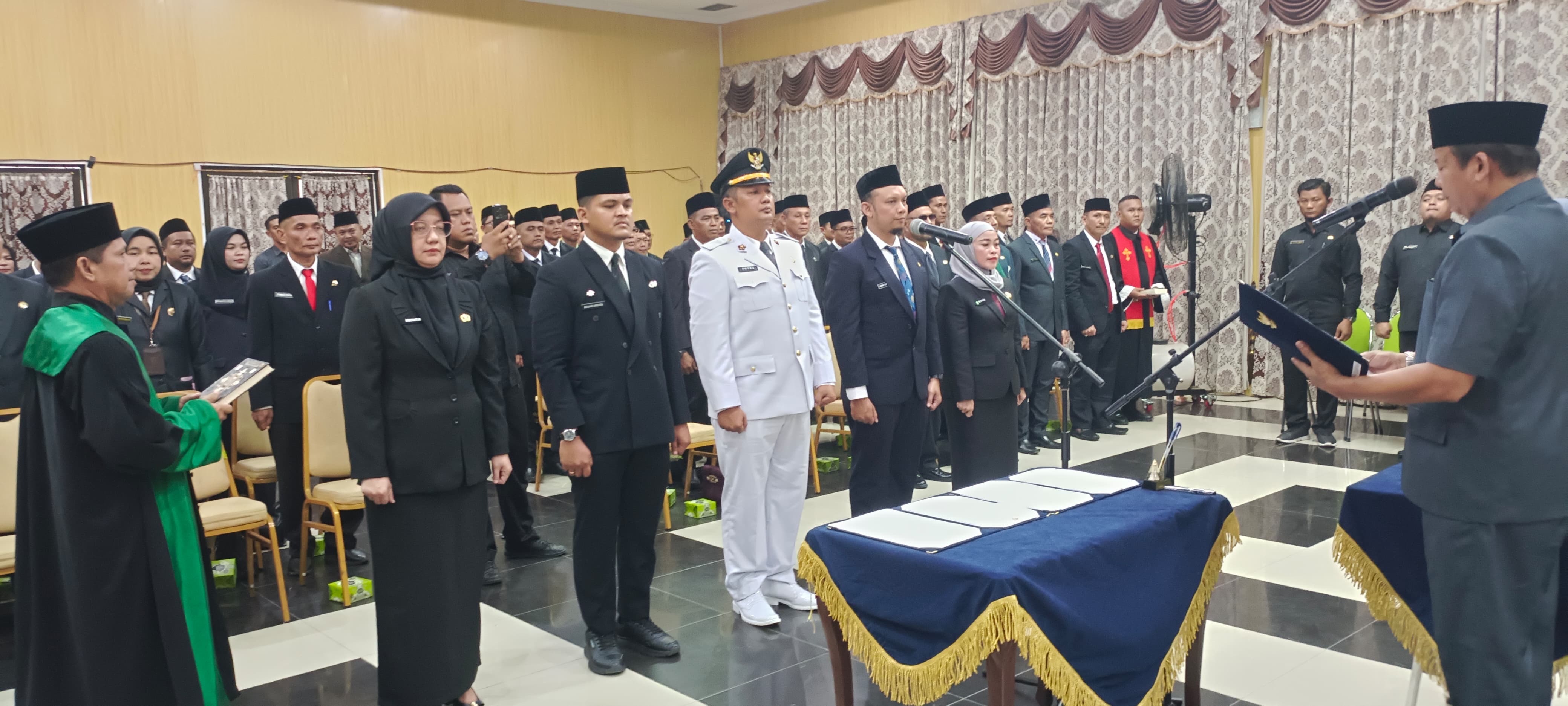 Wabup lnhu, Ir H Hendrizal MSI melantik sebanyak 79 orang pejabat eselon III dan IV dilingkungan Pemkab Inhu di Gedung Sejuta Sungkai Rengat, Kamis (26/6/2025).