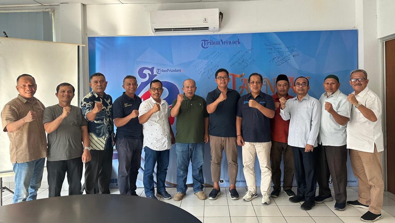 Para Owner dan Pimpinan Media Cetak arus utama di Riau berfoto bersama usai mendeklarasikan dan membentuk Asosiasi Media Cetak dan Digital di Pekanbaru pada Kamis (26/6/2025).