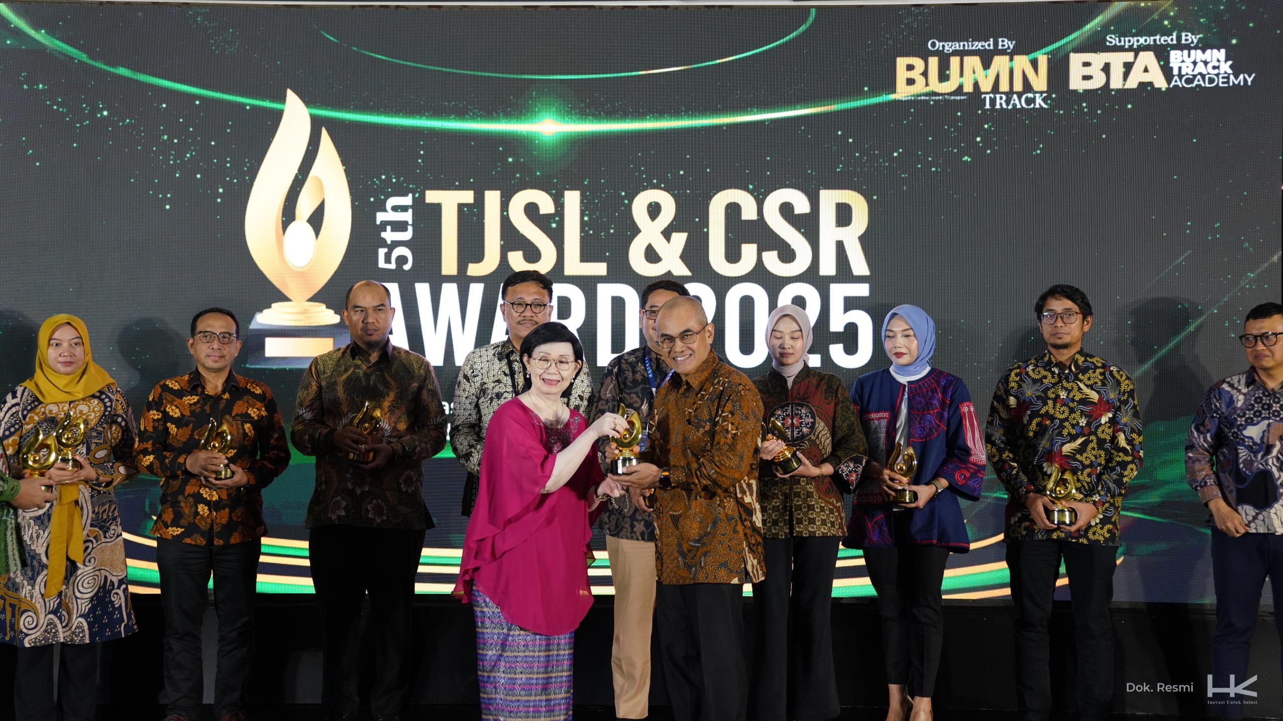EVP Sekretaris Perusahaan PT Hutama Karya, Adjib Al Hakim menerima penghargaan nasional TJSL dan CSR Award BUMN Track 2025 di Hotel Borobudur, Jakarta, Rabu (25/6/2025).