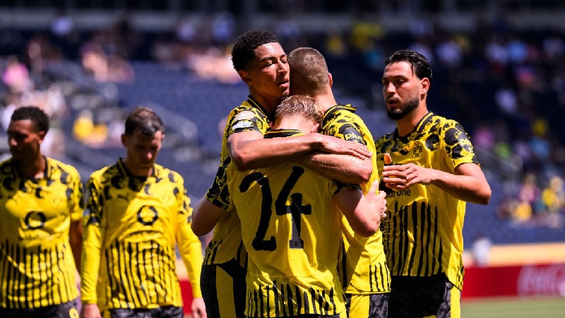 Pemain Borussia Dortmund merayakan gol ke gawang Ulsan HD pada laga terakhir Grup F Piala Dunia Antarklub 2025.