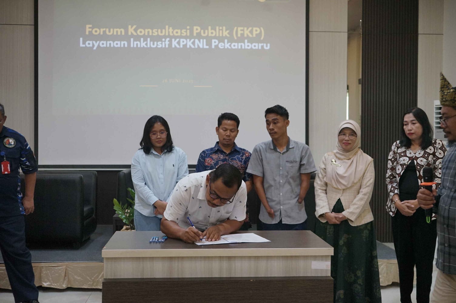 Direktur Riau Pos Asmawi Ibrahim menandatangani MoU dengan Kantor Pelayanan Kekayaan Negara dan Lelang (KPKNL) Pekanbaru saat acara Forum Konsultasi Publik (FKP)  di Kantor KPKNL, Kamis (26/6/2025).