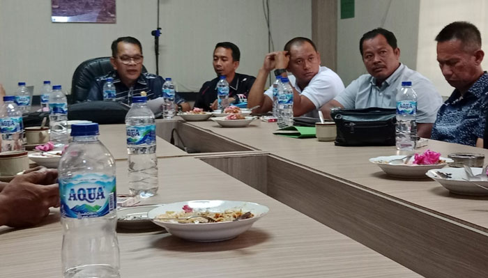 Kepala DLH Kuansing Deflides Gusni memberikan penjelasan terhadap hasil labor PT SIM yang diduga limbahnya menyebabkan ikan mati di Sungai Singingi, Kamis (26/6/2025) di Dinas DLH Kuansing.