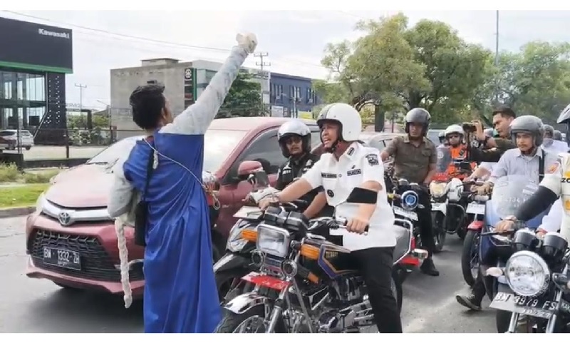 Wali Kota Pekanbaru Agung Nugroho mengendarai sepeda motor dan berkeliling ke tengah masyarak memantau kondisi wajah kota terkini.