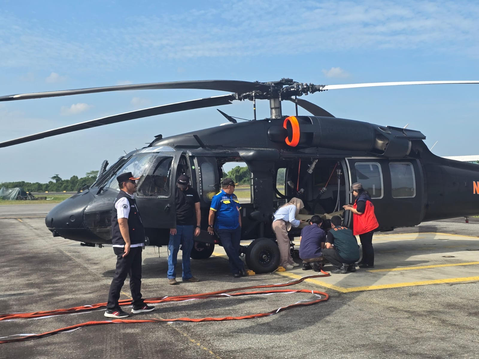 Petugas mengecek kondisi helikopter water bombing bantuan dari Badan Nasional Penanggulangan Bencana untuk penanganan karhutla yang tiba di Pekanbaru, Kamis (26/6/2025).