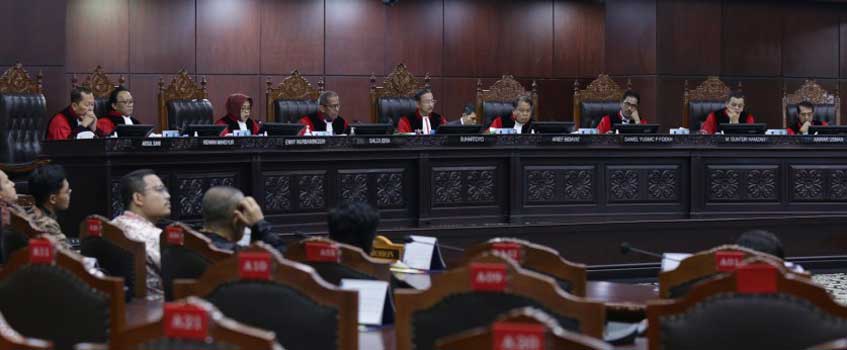 Majelis Hakim Konstitusi menggelar beberapa sidang di ruang sidang pleno Gedung MK, Jakarta, Kamis (26/6/2025). Salah satunya adalah Sidang Pengucapan Putusan Nomor 135/PUU-XXII/2024  terkait Pemilu 2