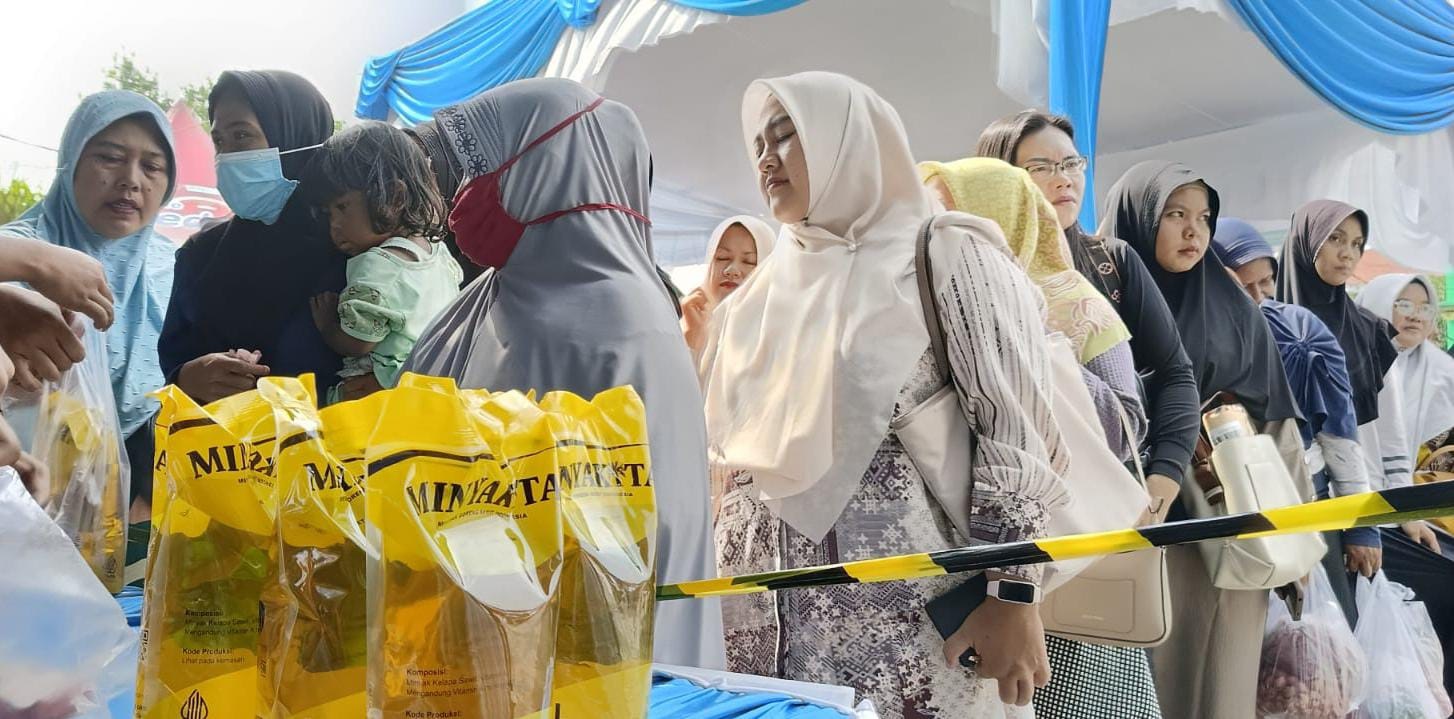 Warga antre membeli Minyakita di GPM Kecamatan Rumbai, Pekanbaru, Kamis (26/6/2025).&nbsp;