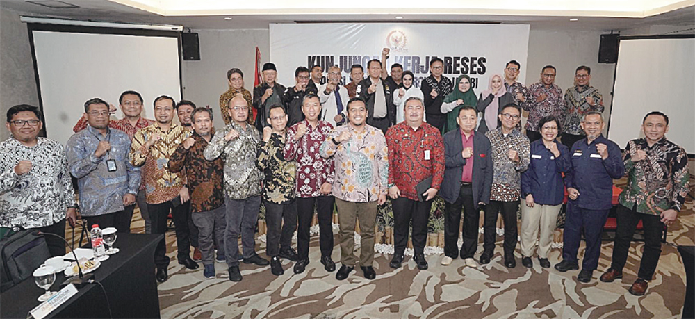 Pihak PLN bersama Komisi XII DPR RI di Jambi foto bersama.