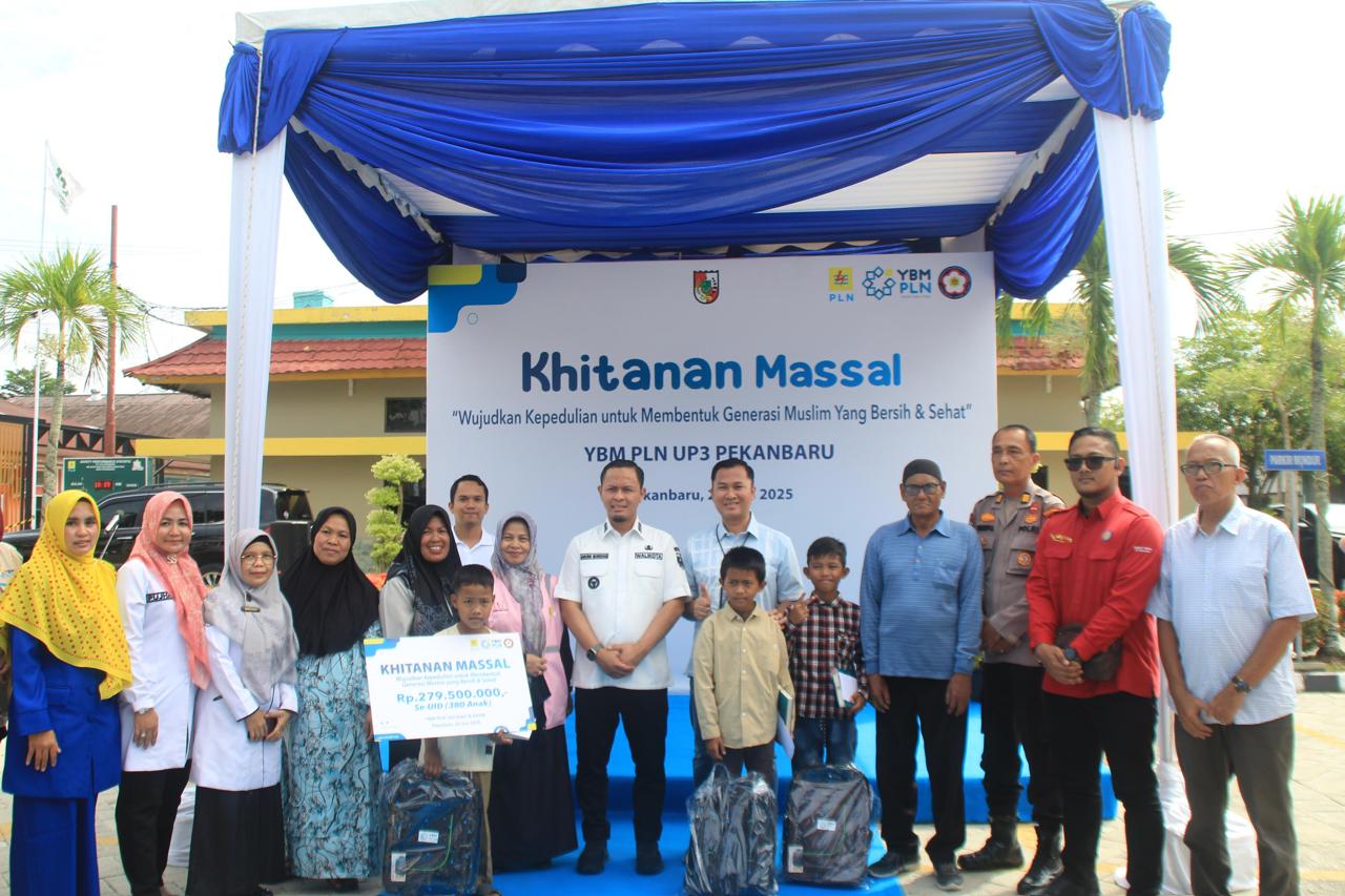 Jajaran Pemerintah Kota Pekanbaru dan Managemen PLN melakukan foto bersama peserta khitanan massal yang didampingi orang tua.