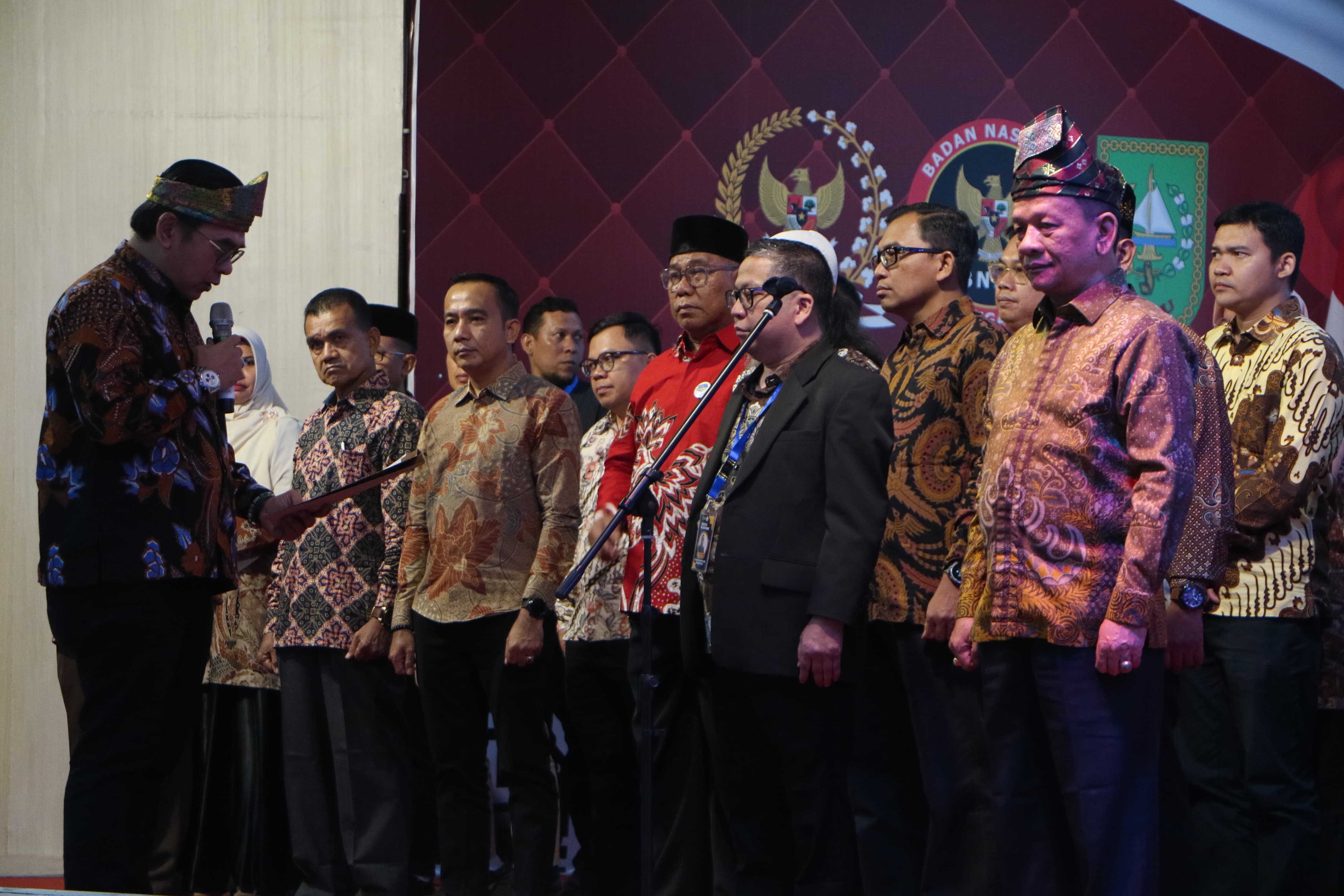 Para pengurus DPW ADI Riau yang diketuai oleh Prof Dr Jimmi Copriady MSi saat dilantik di Gedung Daerah Serindit Provinsi Riau, Rabu (24/6/2025) malam.